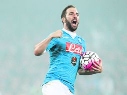 Higuaín fue el mejor jugador del campeonato y entró en la historia del futbol italiano al anotar 36 goles en 35 juegos. AFP /