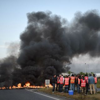 Camioneros franceses bloquean carreteras y puertos