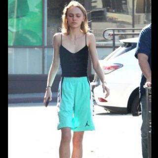 Hija de Johnny Depp sorprende por su delgadez