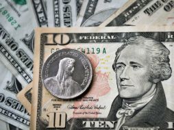 Señalan que se prevé que el tipo de cambio para este martes fluctúe en una rango de entre 18.25 y 18.40 pesos por dólar. NTX / ARCHIVO