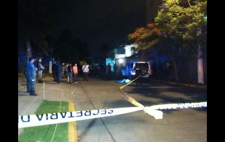 Oficiales y Servicios Médicos encontraron a una persona lesionada y al escolta del secretario en el lugar. EL INFORMADOR /