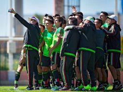 La Liga MX impidió a Raúl Gutiérrez llamar a algunos jugadores, pero tomó en cuenta a otros que buscan sitio para los juegos olímpicos. TWITTER / @miseleccionmx