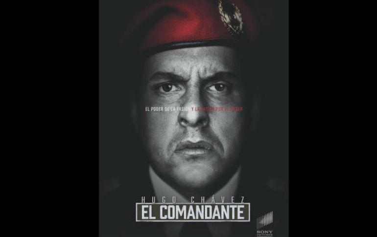 En la página web de Telemundo publicaron una fotografía del actor ya caraterizado como ''Hugo Chávez, El Comandante''. ESPECIAL /