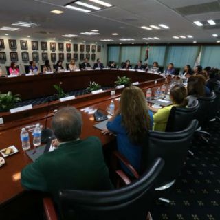 Arely Gómez se reúne con padres de Guardería ABC