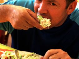 Las grasas artificiales son las que debes evitar, pero no las grasas naturales, como el aguacate y nueces. NTX / ARCHIVO