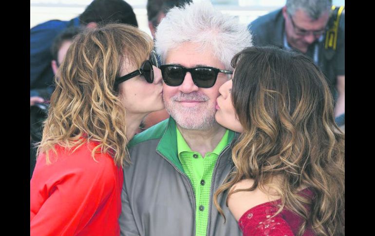Almodóvar, quien acudió con gafas de sol, cautivó a todos los asistentes, quienes ovacionaron su película. AP /