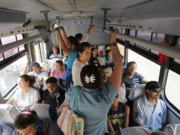 Un autobús de características especiales viola el reglamento al transportar pasajeros de pie. EL INFORMADOR / F. Atilano