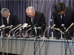 Toshihiro Suzuki (c), presidente de la compañía, durante una rueda de prensa ofrecida a medios. AFP / T. Yamanaka