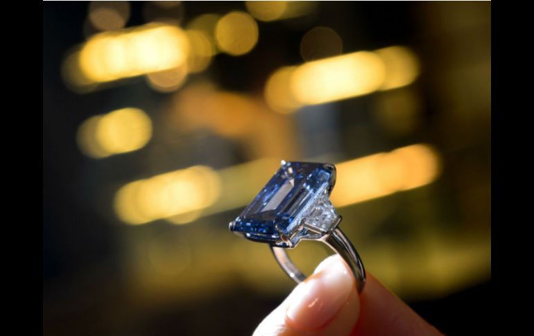 La piedra está clasificada en la categoría 'Fancy vivid Blue', el color más raro para los diamantes azules. AFP / F. Coffrini