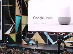 Mario Queiroz, vicepresidente de Google, anuncia el lanzamiento de Google Home. AFP / G. Chapman