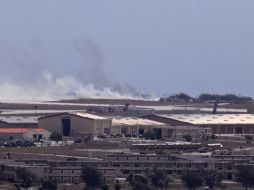 Los medios locales mostraron una espesa nube de humo negro por el incendio de la aeronave. AP / R. Cruz