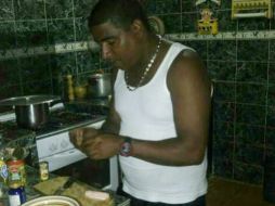 Una fotografía cedida por un familiar muestra a Roberto Bernal cocinando, una de sus grandes pasiones. AP / Y. Castro