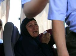 Visiblemente afectada y entre lágrimas, una mujer únicamente repetía que había perdido a su hijo. EFE / O. Sayed