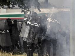 El enfrentamiento se registró con palos y piedras, mientras los policías lanzaron gas lacrimógeno. EL INFORMADOR / ARCHIVO