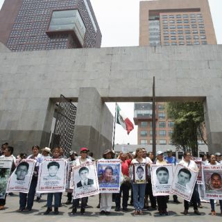 Padres de los 43 y la SRE coinciden en mecanismo de investigación