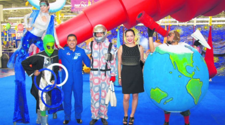 El astronauta — de traje azul— ofreció una conferencia en Papirolas. ESPECIAL / J. Hoyos