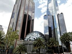 La plaza bursátil mexicana opera con un volumen de mil 439 millones de títulos, por un importe de 17 mil 728 millones de pesos. NTX / ARCHIVO