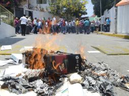 Más de 120 maestros son los que están en paro y que no dejarán que ninguno de ellos sea despedido. SUN / JMA