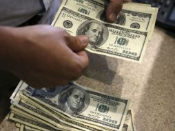 El tipo de cambio para solventar obligaciones denominadas es de 18.3826 pesos. AP / ARCHIVO