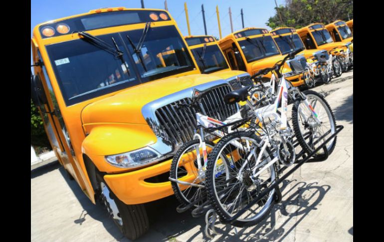 El apoyo fue entregado este mediodía en Autlán de Navarro. ESPECIAL / Aristóteles Sandoval