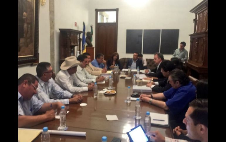 En la reunión estuvieron representantes de la SCT, la Sedatu, del comisariado ejidal Y de la Secretaría de Gobernación. TWITTER / @RobertoLopezJal