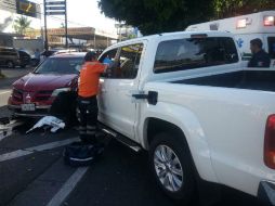 La camioneta se desplazó sin control lo que provocó que se impactara contra varios vehículos. ESPECIAL /