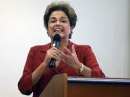 La presidenta suspendida de Brasil fue recibida con flores, carteles y mensajes de apoyo. EFE / P. Fonseca