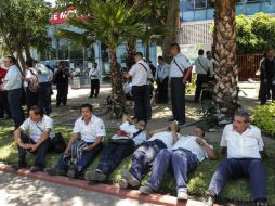 Ayer más de un centenar de choferes se manifestaron a las afueras de la Secretaría de Movilidad. EL INFORMADOR / A. García