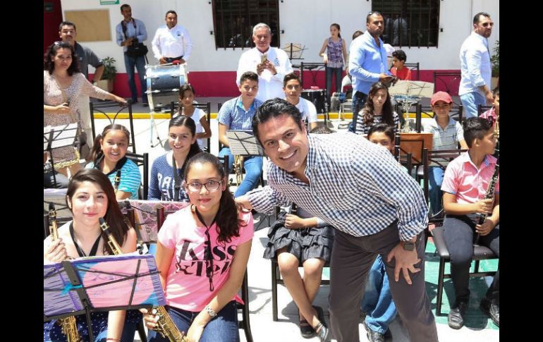 Aristóteles Sandoval visitó a los niños que participan en el programa ECOS. FACEBOOK / jaristoteles.sandoval