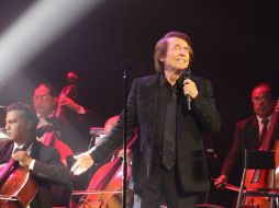 El 'Divo de Linares' recorrió sus más grandes temas en una velada romántica. EL INFORMADOR / P. Franco