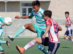 El equipo Sub 17 de las Chivas se cansó de dilapidar oportunidades en el arco del Santos y empató 1-1. TWITTER / @Chivas