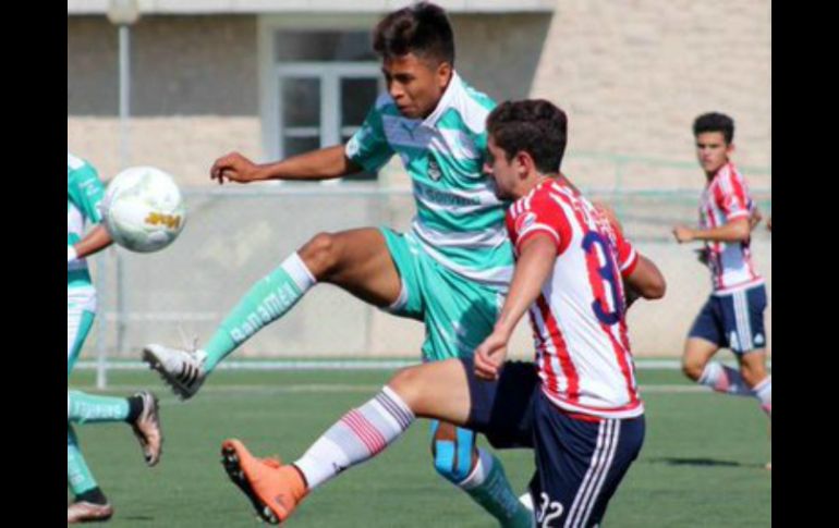 El equipo Sub 17 de las Chivas se cansó de dilapidar oportunidades en el arco del Santos y empató 1-1. TWITTER / @Chivas