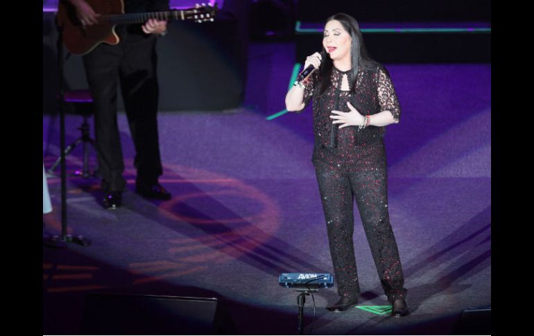 La cantante, entre bromas, aprovechó un momento para presentar y agradecer a la primera dama por su presencia. NTX / I. Hernández