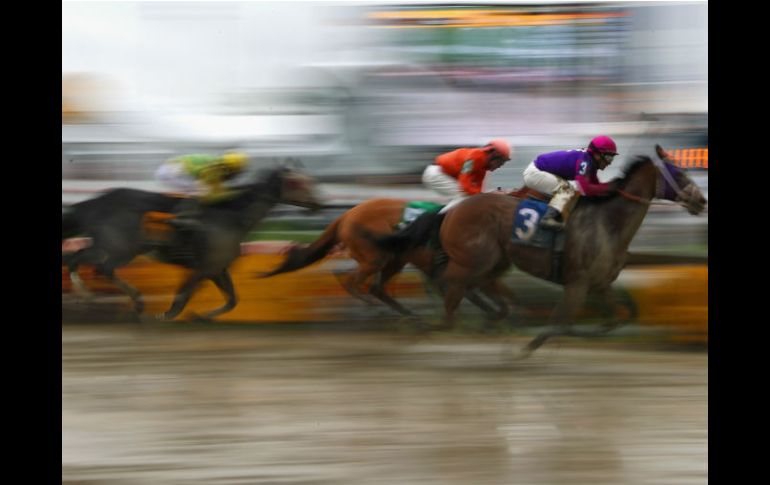 Pramedya cayó cerca de la curva y Homeboykris se desplomó y murió al conseguir la victoria, por un problema cardiovascular. AFP / P. Smith