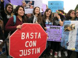 Las adolescentes reclamaron a la justicia el libre paso del cantante por Argentina. EFE / N. Kidd