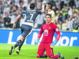 González y Sambueza se ven desilusionados tras el segundo gol de los regiomontanos, marcado por Rogelio Funes. MEXSPORT / E. Terrazas
