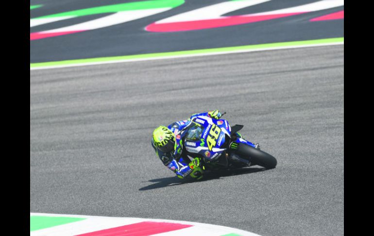 Valentino Rossi sumó su segunda “pole” de la temporada al ser el más rápido en los entrenamientos en el circuito de Mugello. AFP /
