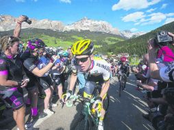 Steven Kruijswijk. El cilcista holandés llega a la meta en la etapa de ayer en el Giro de Italia. EFE /