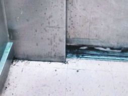 En los elevadores de la clínica 45 del IMSS se pueden apreciar rastros de sangre. EL INFORMADOR / E. Mondragón