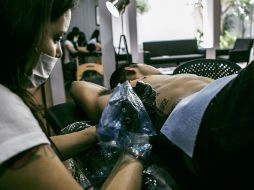 Tatuadores recomiendan que de no tratarse de un hijo, su madre o un amigo cercano, no se tatúe la cara o el nombre de alguien. EL INFORMADOR / ARCHIVO