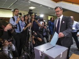 En la primera vuelta, celebrada el 24 de abril, el ultraderechista Hofer (foto) llegó en cabeza muy por delante de su contrincante. AFP / E. Scheriau