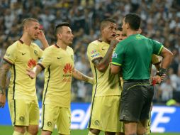 En los últimos minutos del partido, el silbante marcó como penal una mano dentro del área de Miguel Samudio. NTX / ARCHIVO