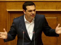 Alexis Tsipras defendió ante los opositores la aprobación de las nuevas reformas. EFE / P. Saitas
