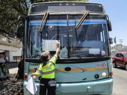 Desde el jueves pasado, se colocaron calcomanías en los autobuses de 'lujo' para bajar la tarifa de 12 a siete pesos. EL INFORMADOR / ARCHIVO