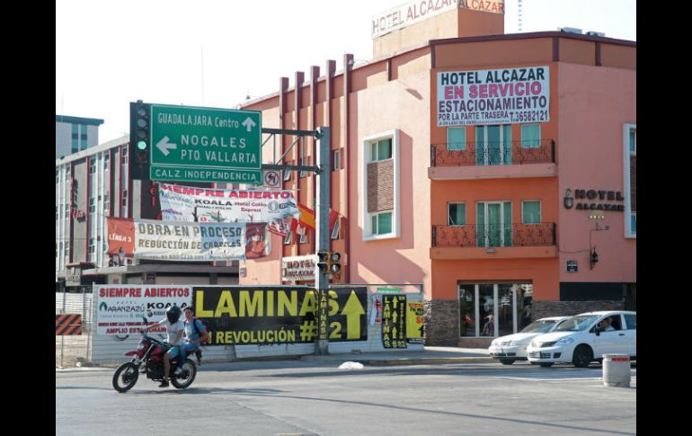 Negocios en calzada Independencia y Revolución montaron anuncios para avisar que continúan ofreciendo sus servicios. EL INFORMADOR / M. Vargas