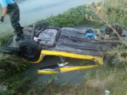 Indican que el vehículo zizagueaba sobre el pavimento, y tras chocar, se volcó al canal donde las personas fallecieron. EL INFORMADOR / S. Blanco