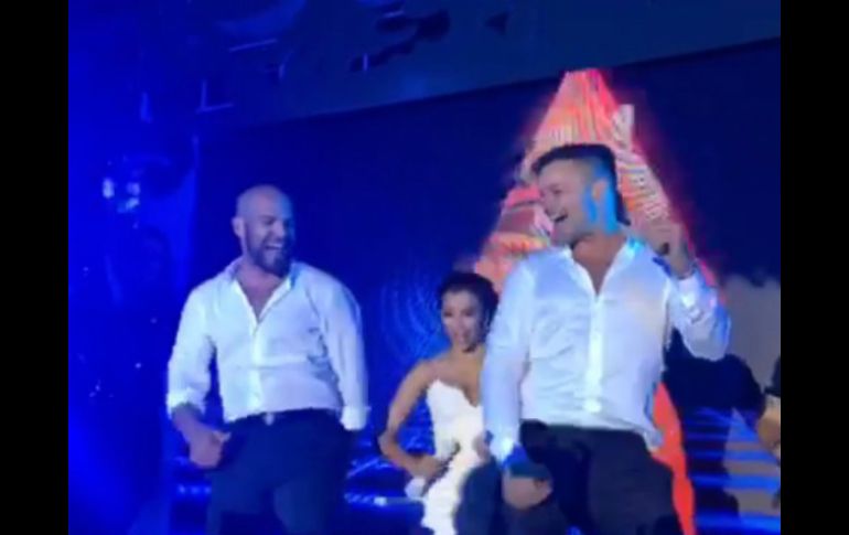Hacia el final de la canción se les unió la novia. INSTAGRAM / amaurynolasco