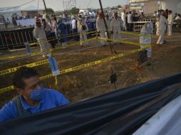 Las protestas comenzaron cuando se cubrieron los costados de la carpa colocada sobre la fosa para evitar la exposición de los cuerpos. SUN / T. Rivera