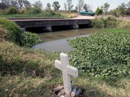 En varios puntos del Canal de Las Pintas se observan cruces como recuerdo de personas que han fallecido en el lugar. EL INFORMADOR / M. Vargas