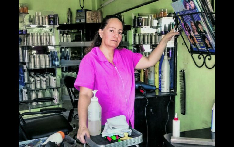 Arcelia Romero tiene 20 años con su estética. Desde que iniciaron las obras sus ventas cayeron 80 por ciento. EL INFORMADOR / A. García